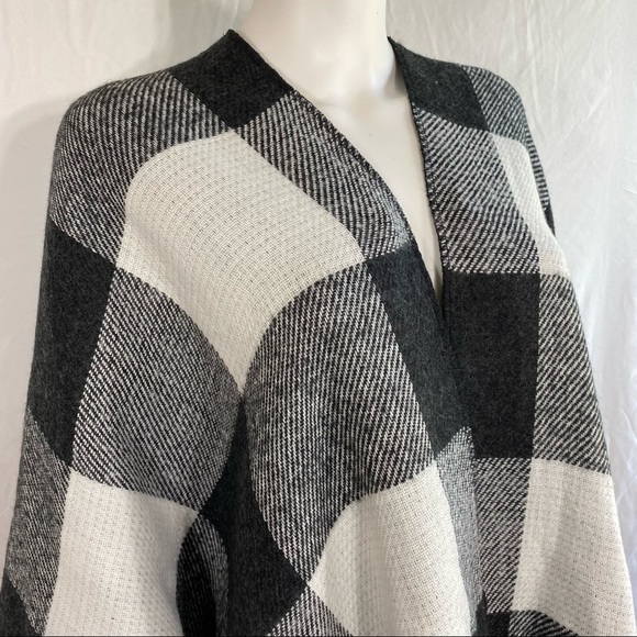 Jane & Berry Gray & White Plaid Fringed Soft Poncho Sweater - Picture 2 of 8